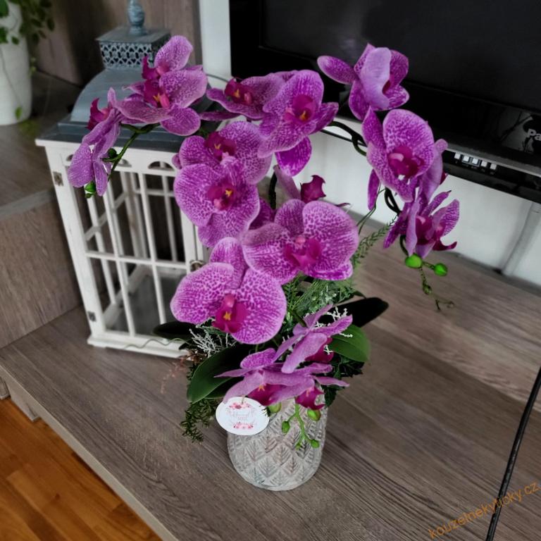 Melírovaná orchidej  v kameninovém květníku  -  