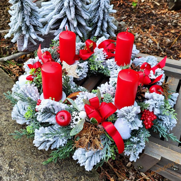 Adventní věnec vázaný - Klasicky do červena