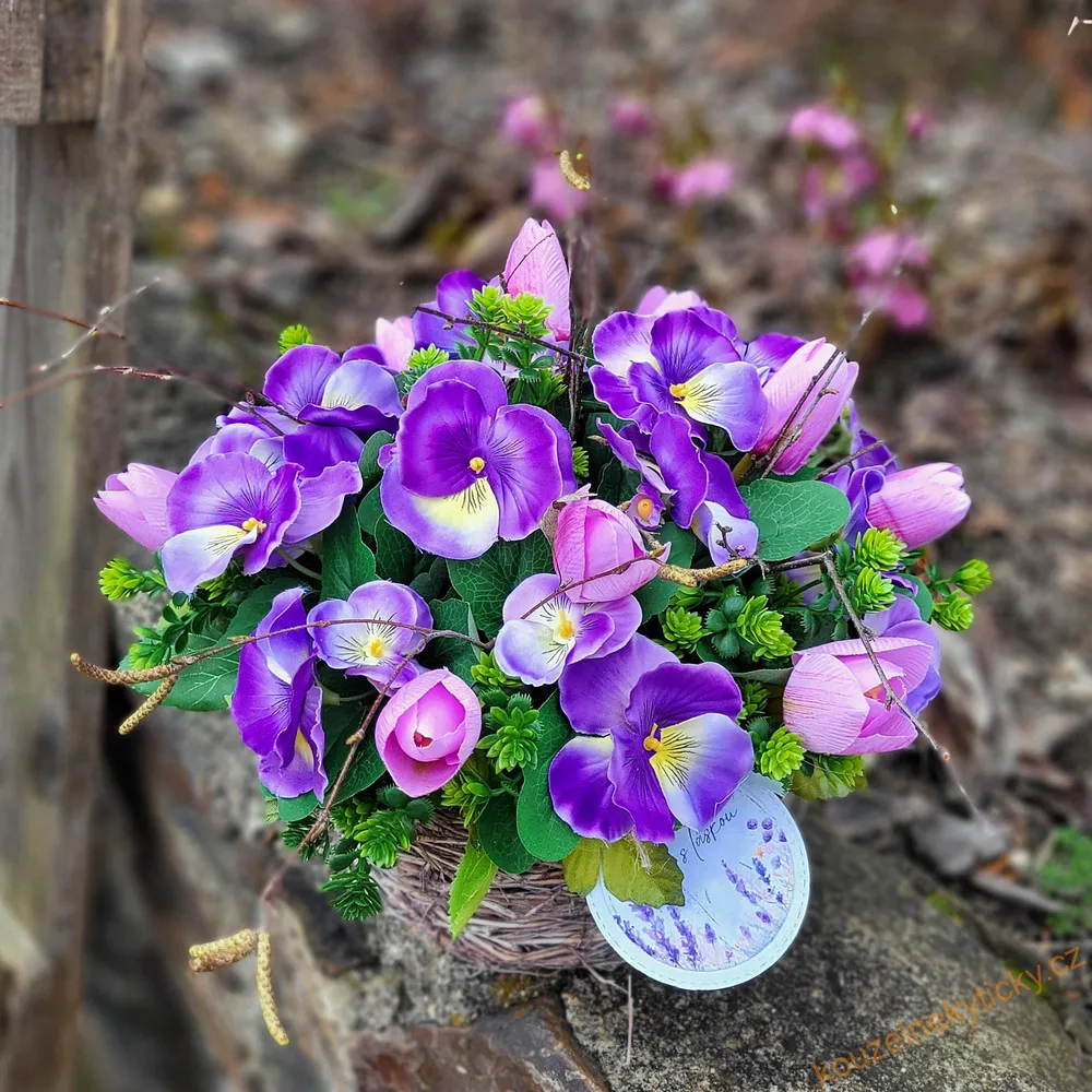 Jarní koš s maceškami a tulipány - modrý II