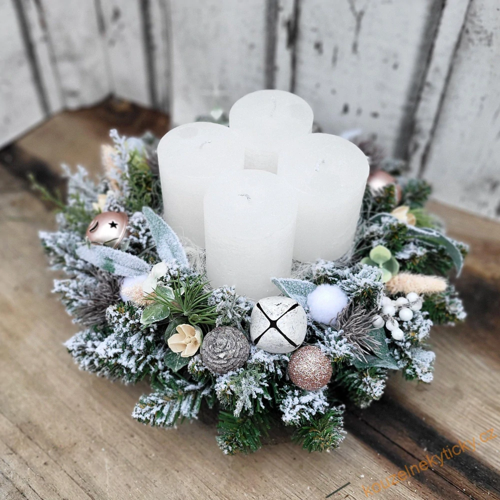 Adventní věnec / umělý / - Bílý s růžovými doplňky