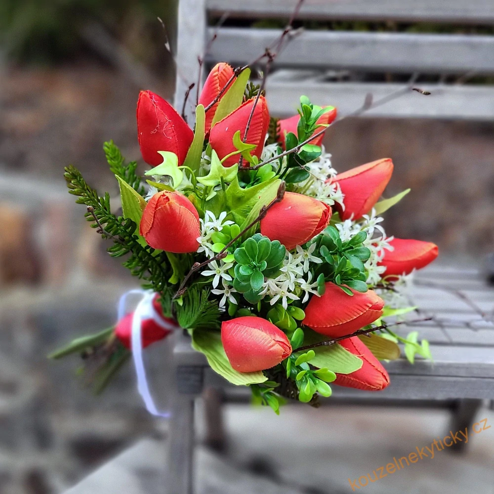 Menší tulipánová kytice - červená