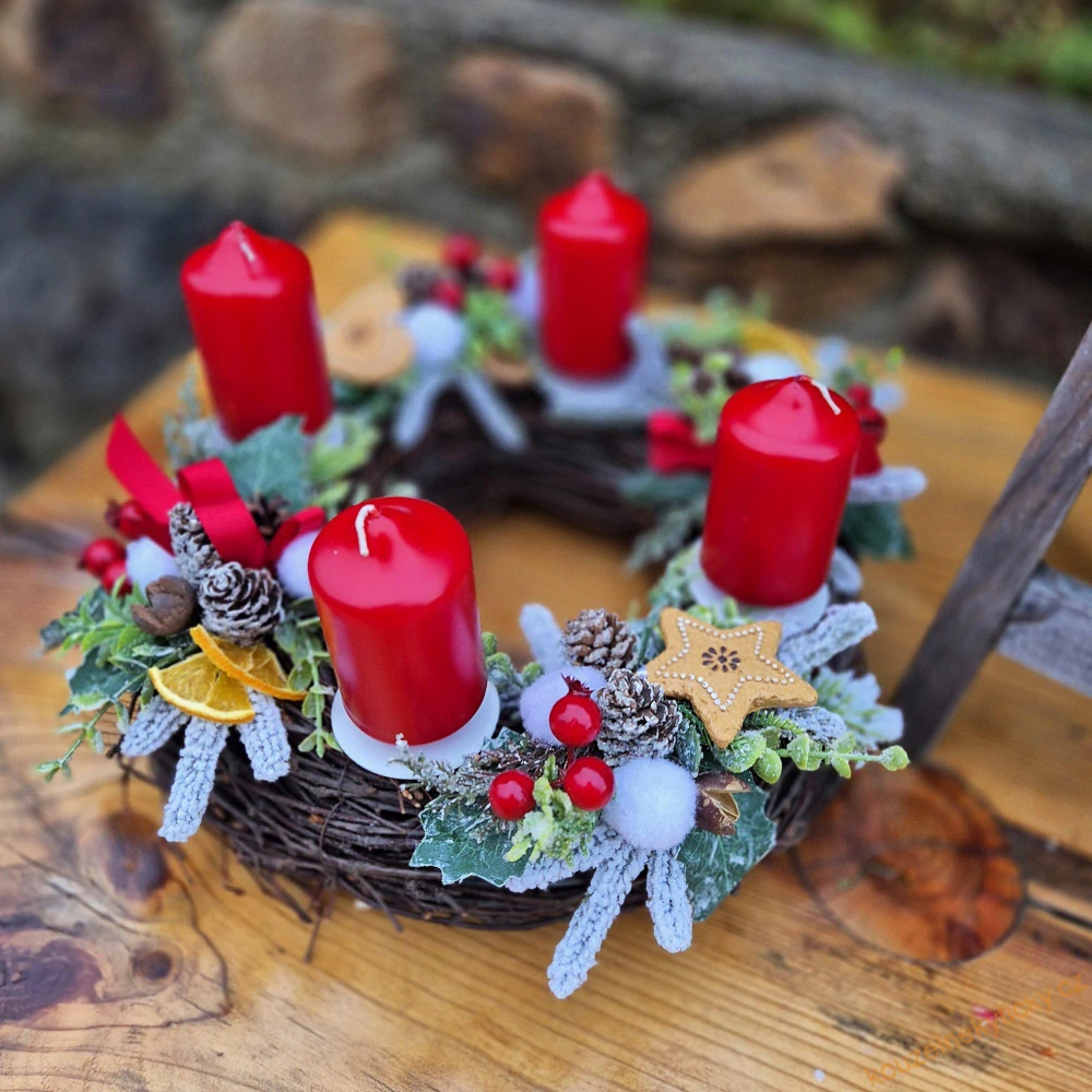Adventní věnec proutěný - červený s perníčky