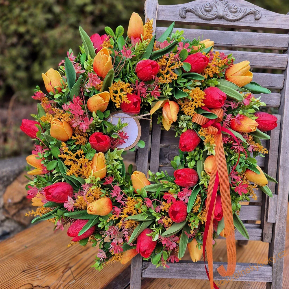 Jarní tulipánový věnec - červeno/oranžový