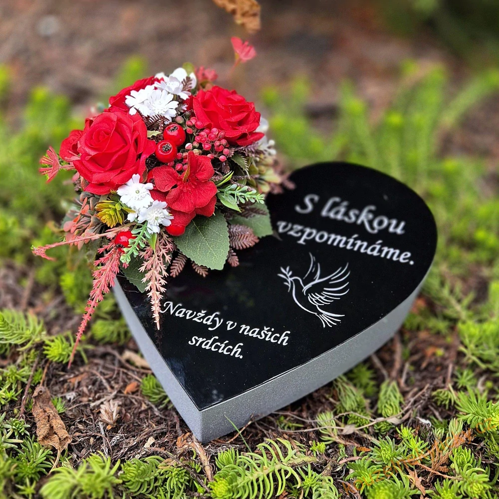 REZERVACE Menší smuteční srdce s nápisy - červené růžičky a jiné kvítky