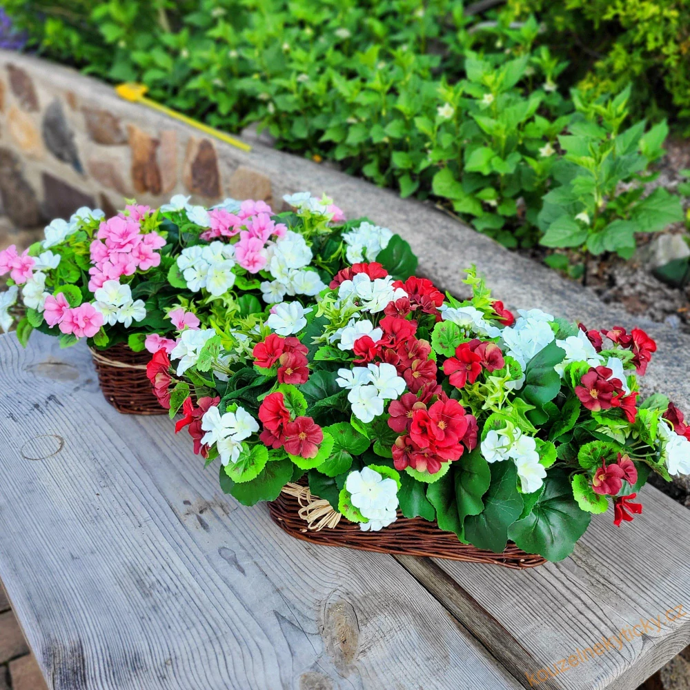 Proutěný truhlík s muškáty - růžovo -bílé 