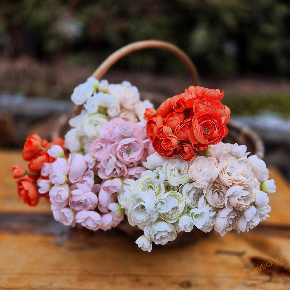 Pryskyřníky drobnější svazek - bílé 