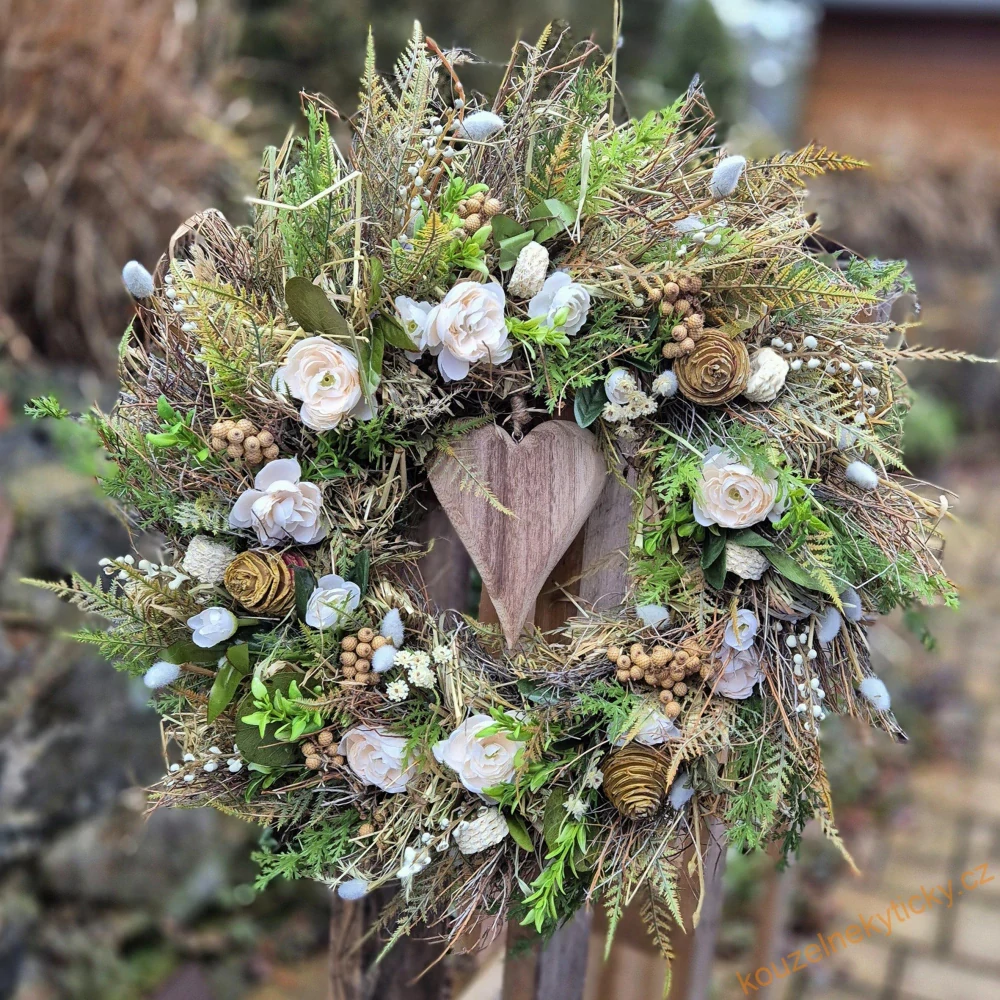 Jarní  natur věnec  -   S pryskyřníky do růžova 