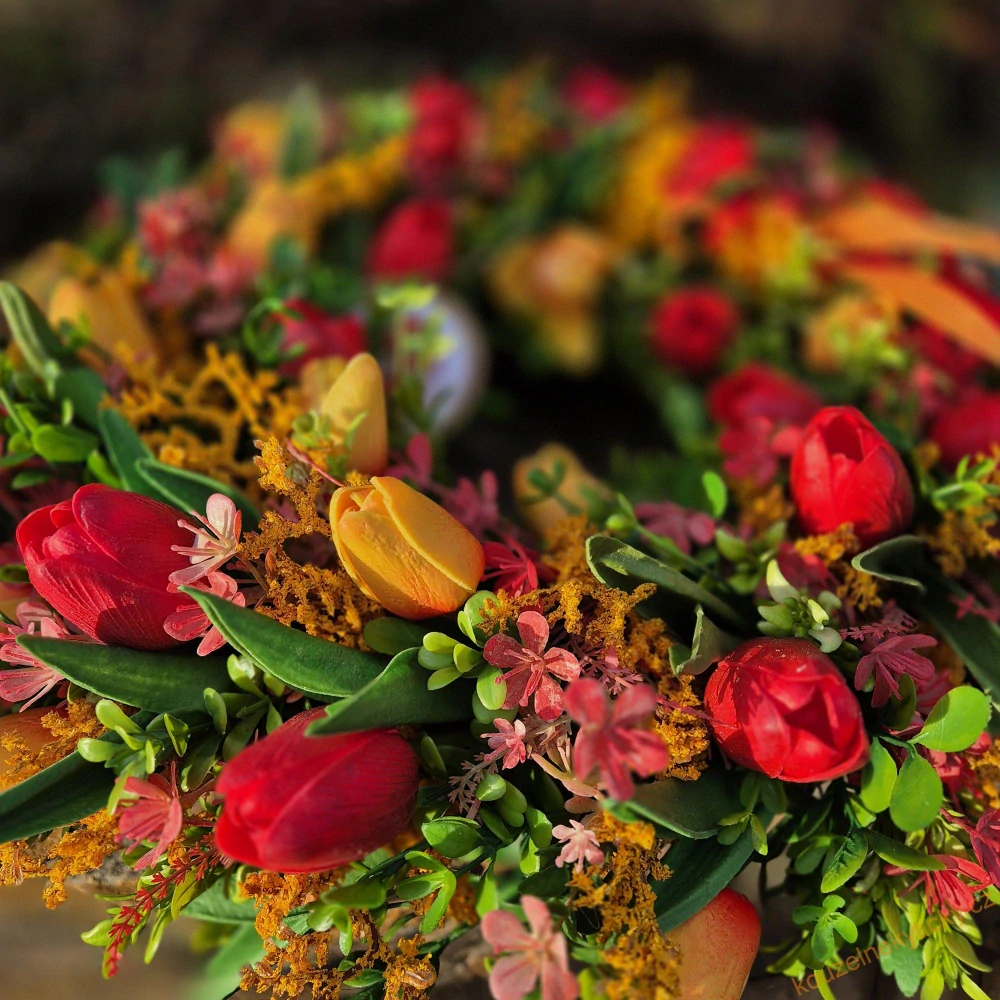 Jarní tulipánový věnec - červeno/oranžový