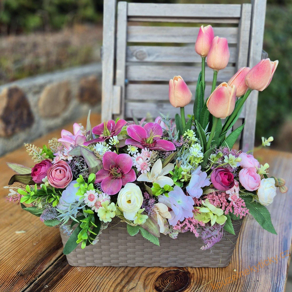 REZERVACE Květinový jarní - mix s vínovými čemeřicemi 