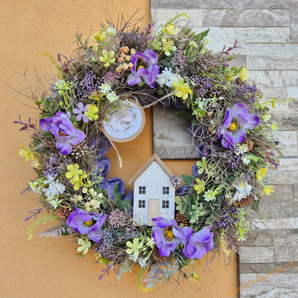  Jarní věnec jutový - Fialkovo-žlutý s domečkem 