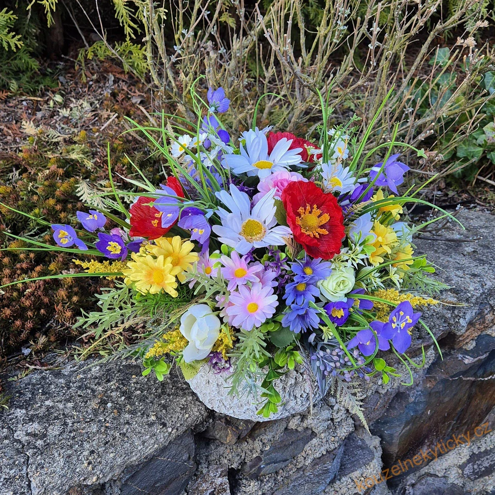 Dekorace v betonové misce  - Letní louka se zvonky 