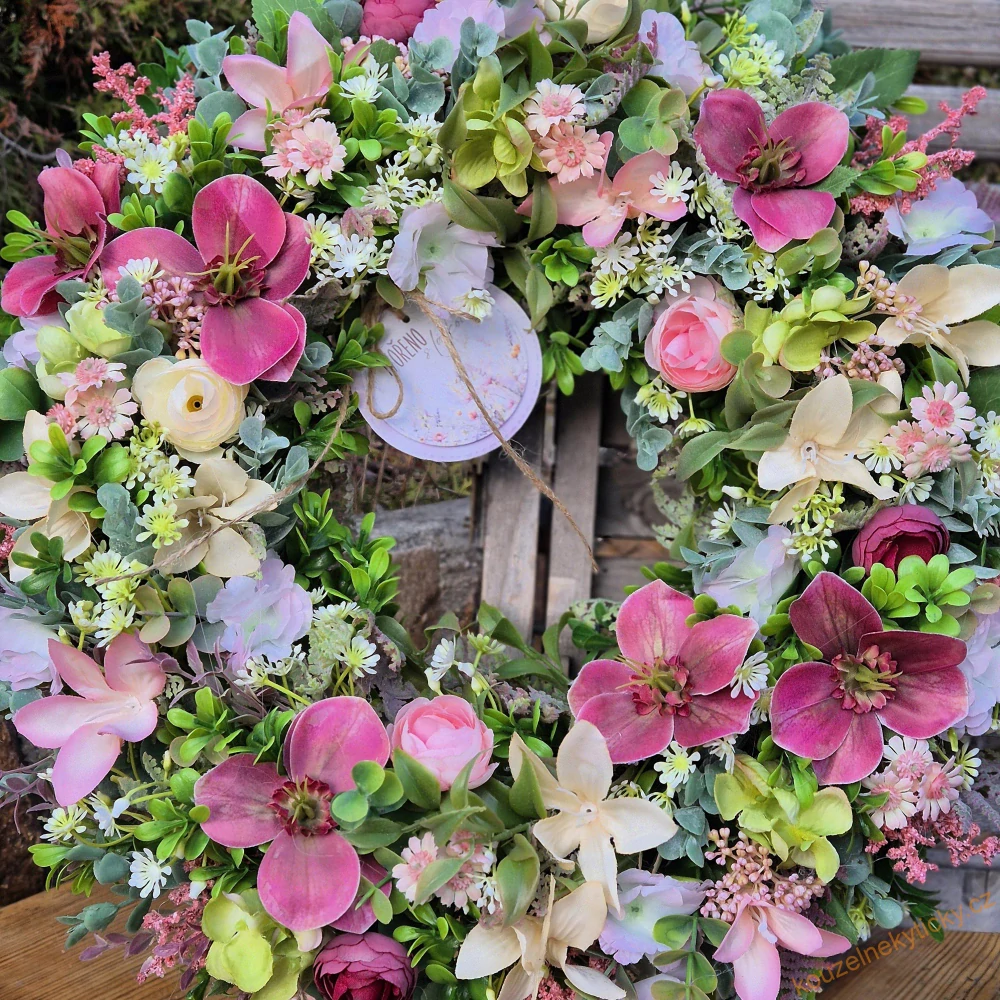 REZERVACE Květinový jarní - mix s vínovými čemeřicemi 