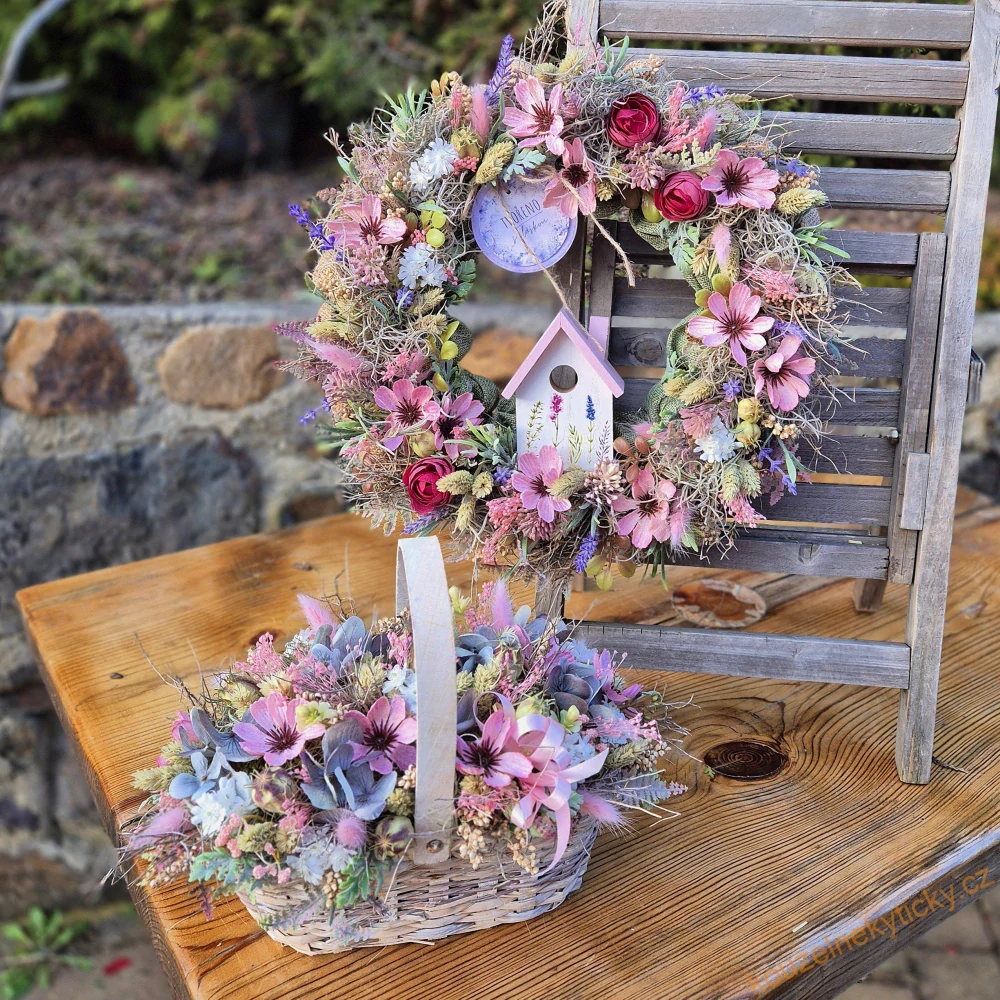  Celoroční věnec jutový -  Růžovo-levandulový s domečkem 