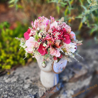  Betonová hlava zdobená k věnci 