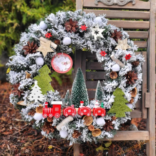 Vánoční věnec -  Červená mašinka jede krajinou