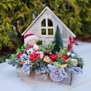 Vánoční dřevěný domeček velikost L - Holčička v kulíšku včetně LED osvětlení  