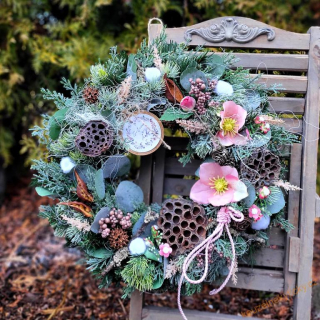 Zimně-jarní věnec - čemeřice růžová