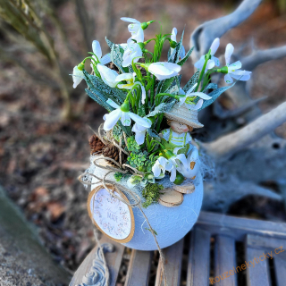 Keramický květníček  bambulka -  figurka panáček s husičkou