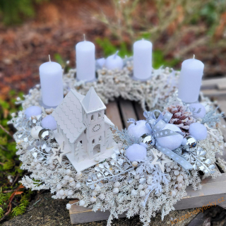 Adventní věnec - Zasněžená krajinka s kostelíkem ena