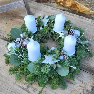 REZERVACE akční Adventní Chvojový Nobilis 33cm bílý se stříbrnými hvězdami