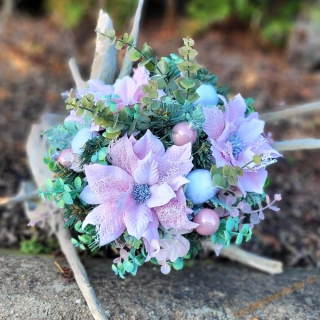 REZERVACE  Kytice k růžové girlandě 