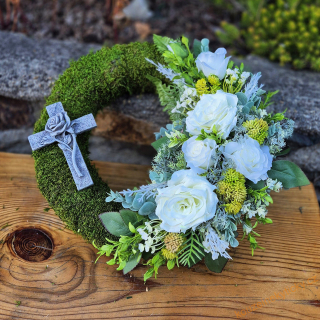 REZERVACE Mechový věnec - bílý 