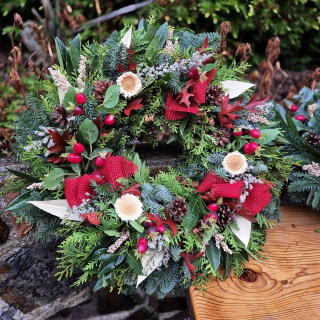  REZERVACE Chvojový dušičkový věnec -   Šípky 