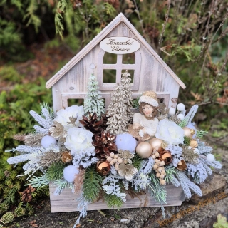 Vánoční dřevěný domeček velikost L - Holčička s ptáčkem zlato/krémová 