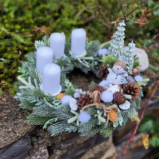 Adventní věnec / umělý / - Sněhuláček lyžuje