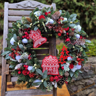 Umělý chvojový věnec   -  S červenými  perníčky 