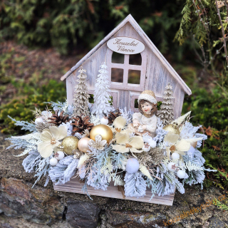 Vánoční dřevěný domeček velikost L - Holčička s ptáčkem zlato/krémová  s LED osvětlením 