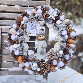 Zimní věnec juta/přírodniny -  Andělka  modrá s hvězdičkou