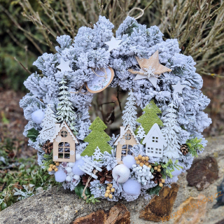  Umělý zimní chvojový věnec  -  Sněhová pohádka  III s LED osvětlením  