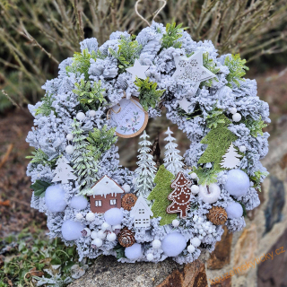  Umělý zimní chvojový věnec  -  Sněhová pohádka  IV s LED osvětlením  
