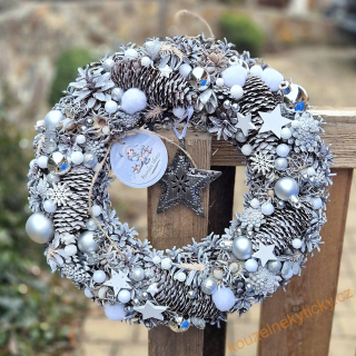 Zimní věnec juta/přírodniny -  Bílý - kouličky, hvězdičky 