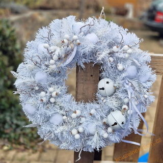 Vánoční věnec na dveře /umělý / -  Třpytivý sníh s rolničkami 