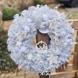 Vánoční věnec na dveře /umělý / -  Třpytivý sníh s kouličkou 