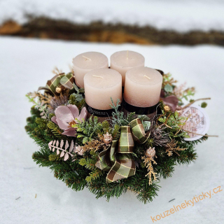 Adventní věnec / umělý / - moderní s květy 