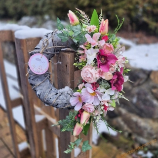 Proutěný jarní věnec  - Vínovo -růžový s tulipány 