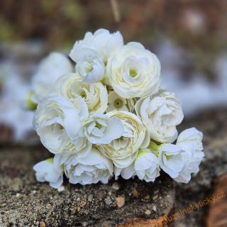 Pryskyřníky drobnější svazek - bílé 