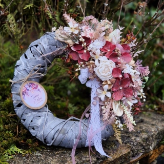 Proutěný celoroční věnec  - Vínové hortenzie 