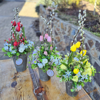 Jarní dekorace s tulipány a kočičkami  růžová 