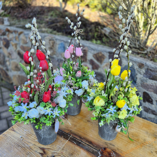 Jarní dekorace s tulipány a kočičkami  červená