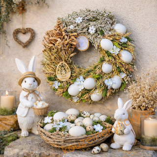 Senový velikonoční věnec    -   Bílé kraslice v travičce 