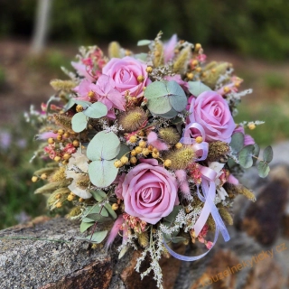 REZERVACE  Kytice  sušinová jemná  -   Do růžova a eukalyptem 